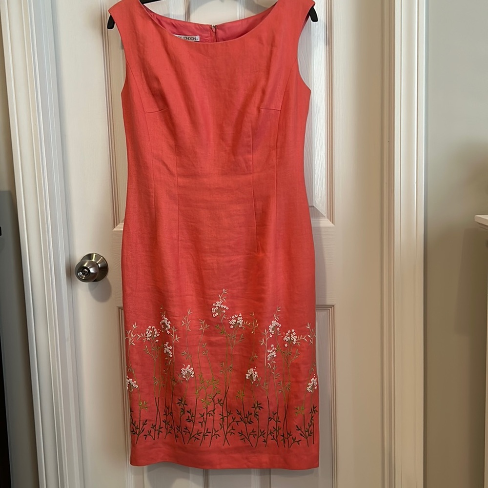 Stunning Maggy London size 8 coral colored dress